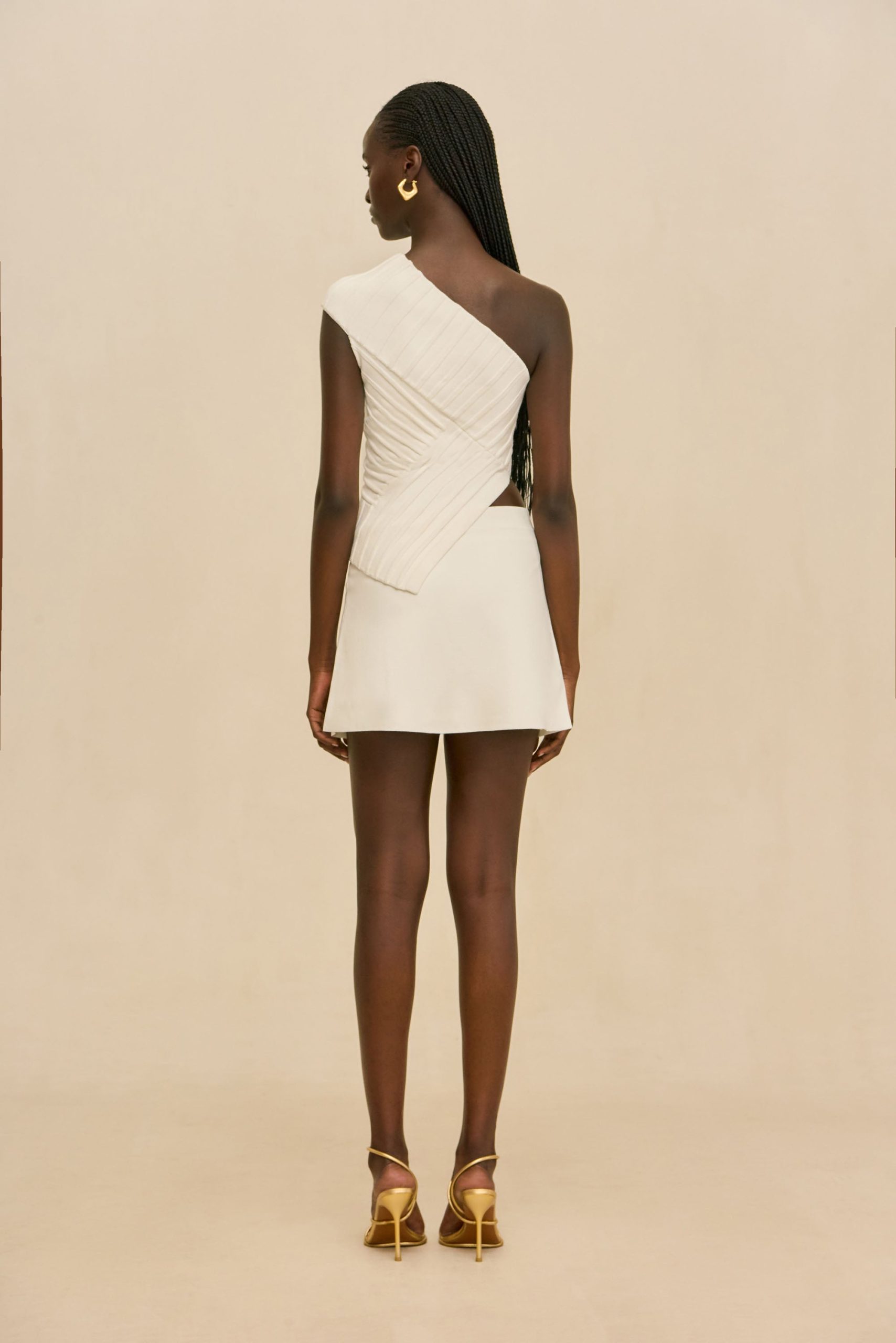 260122_DR_CG_SP_HS26_RESHT_177_AMORET_KNIT_SKIRT_ANDERSON_TOP_WHT_0020_WEBBED-scaled