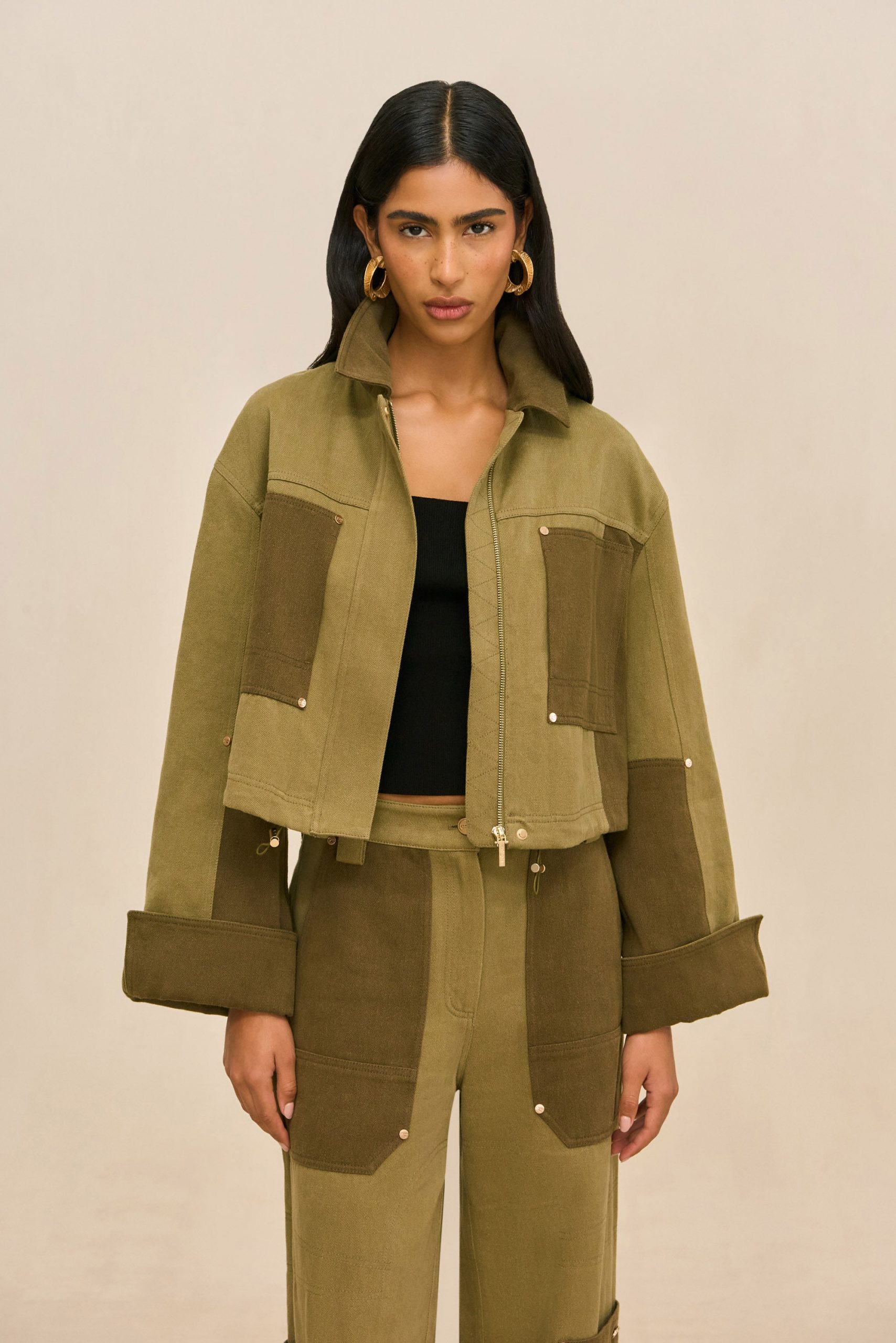260717_DR_CG_R26_WM_66_ANDERS_JACKET_CRAWFORD_TOP_WYNN_LOW_RISE_PANT_ROSEMARY_MULTI_0018_WEBBED-1-scaled