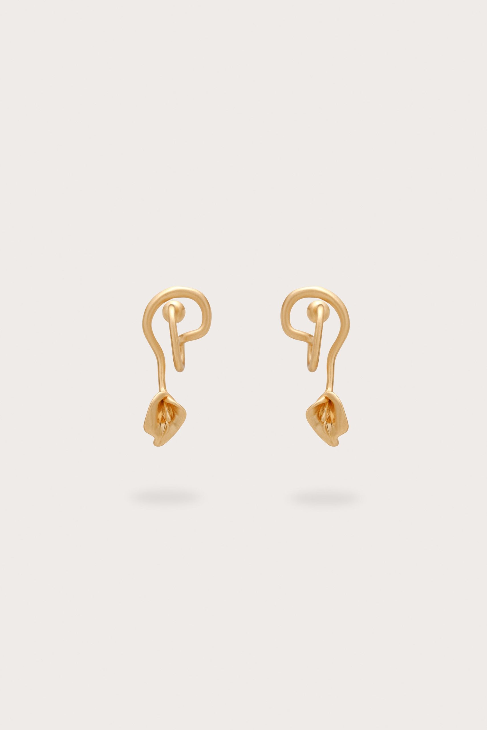CALLAWAVYEARRING_260427_CultGaia_Product-PF2620152_WEBBED-scaled
